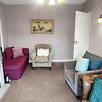 In - Garden & Drive - Sleeps 4 Holiday home *