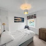 In - Garden & Drive - Sleeps 4 *