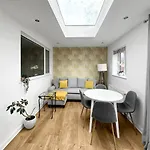 Holiday home In - Garden & Drive - Sleeps 4 *
