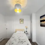 In - Garden & Drive - Sleeps 4 *