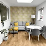 In - Garden & Drive - Sleeps 4 Holiday home *