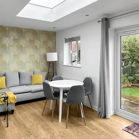 Holiday home In - Garden & Drive - Sleeps 4