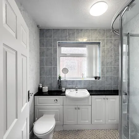 In - Garden & Drive - Sleeps 4