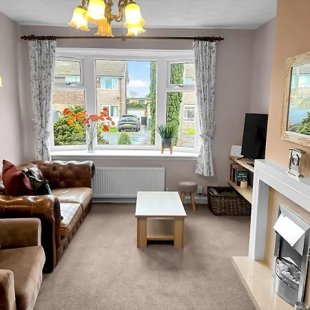 In - Garden & Drive - Sleeps 4 Holiday home *