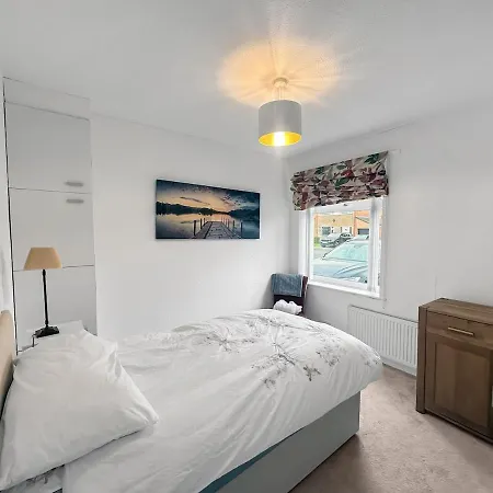 In - Garden & Drive - Sleeps 4 *