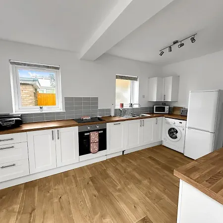In - Garden & Drive - Sleeps 4 * Χαρογκέιτ