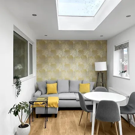 In - Garden & Drive - Sleeps 4 *