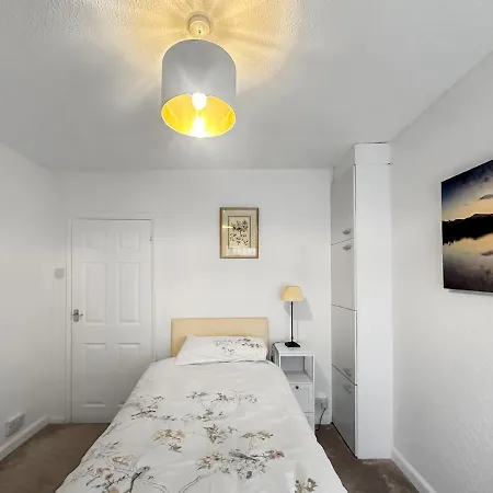 In - Garden & Drive - Sleeps 4 *