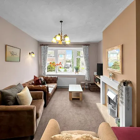 In - Garden & Drive - Sleeps 4