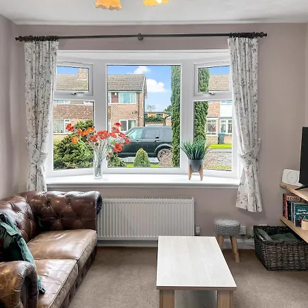 In - Garden & Drive - Sleeps 4
