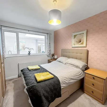 In - Garden & Drive - Sleeps 4