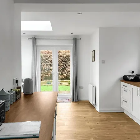 In - Garden & Drive - Sleeps 4