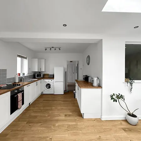Σπίτι διακοπών In - Garden & Drive - Sleeps 4 Χαρογκέιτ