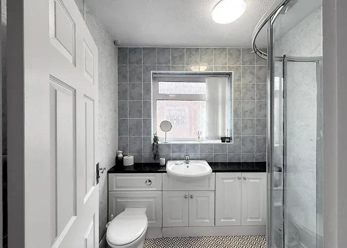 In - Garden & Drive - Sleeps 4