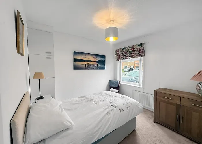 In - Garden & Drive - Sleeps 4 *