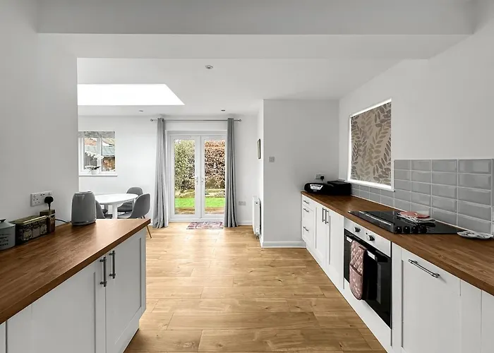 In - Garden & Drive - Sleeps 4 Holiday home *