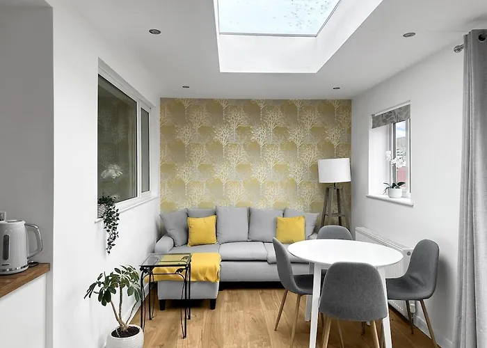 In - Garden & Drive - Sleeps 4 *