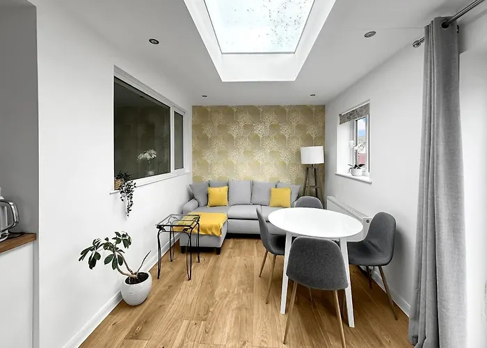 Holiday home In - Garden & Drive - Sleeps 4 *