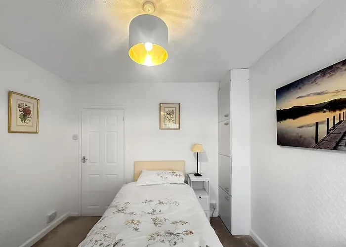 In - Garden & Drive - Sleeps 4 *