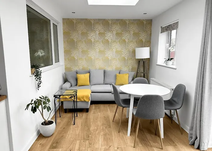 In - Garden & Drive - Sleeps 4 Holiday home *