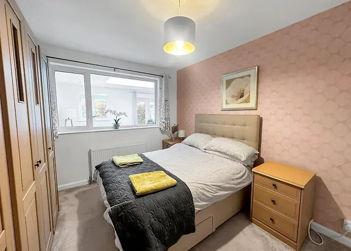 In - Garden & Drive - Sleeps 4