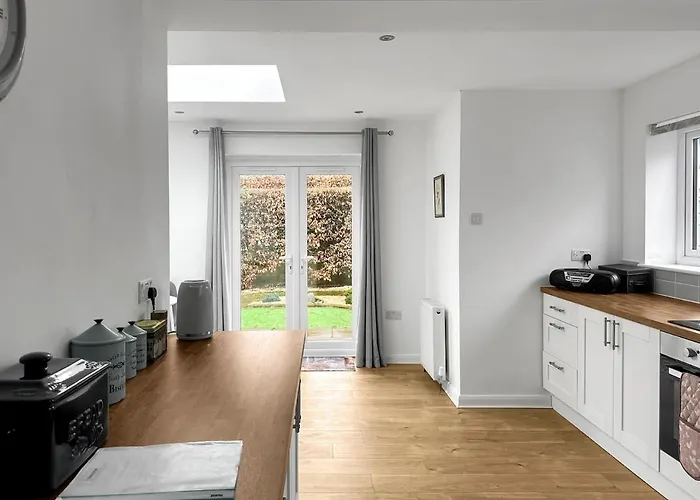 In - Garden & Drive - Sleeps 4