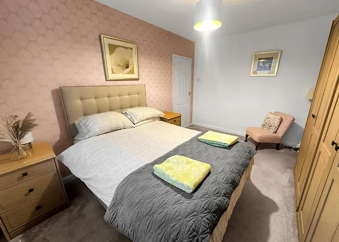 In - Garden & Drive - Sleeps 4